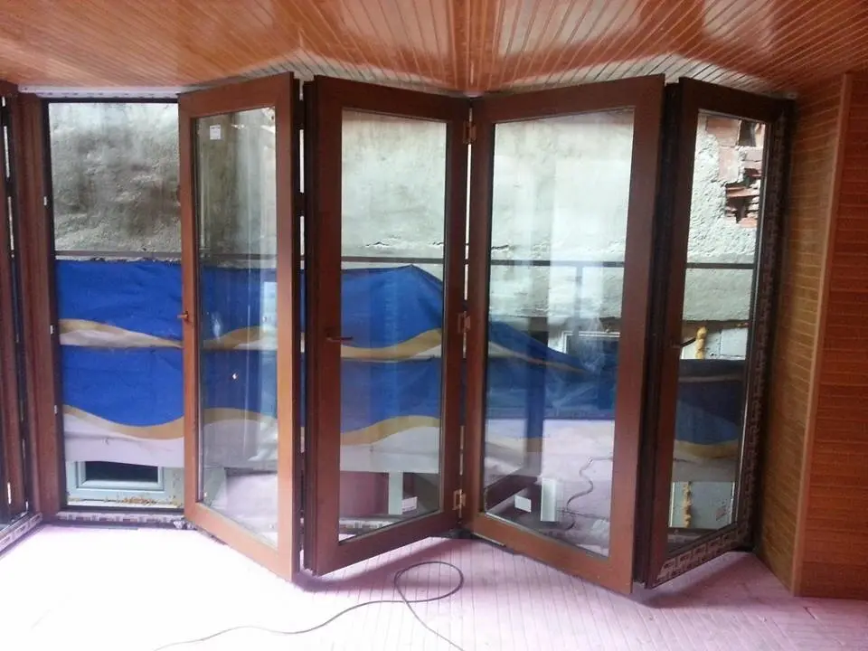 Ahşap desenli katlanır PVC kapı uygulaması
