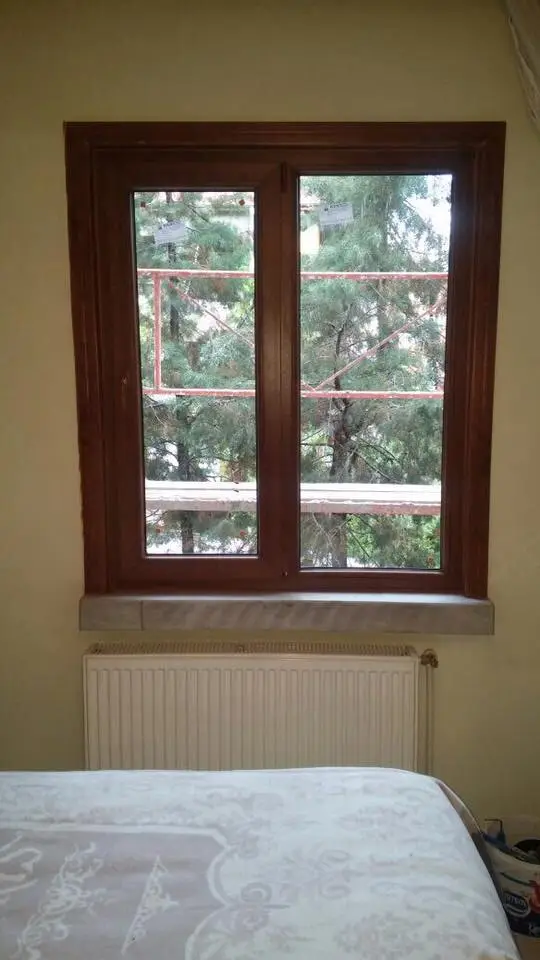 Yatak odasında ahşap desenli pencere