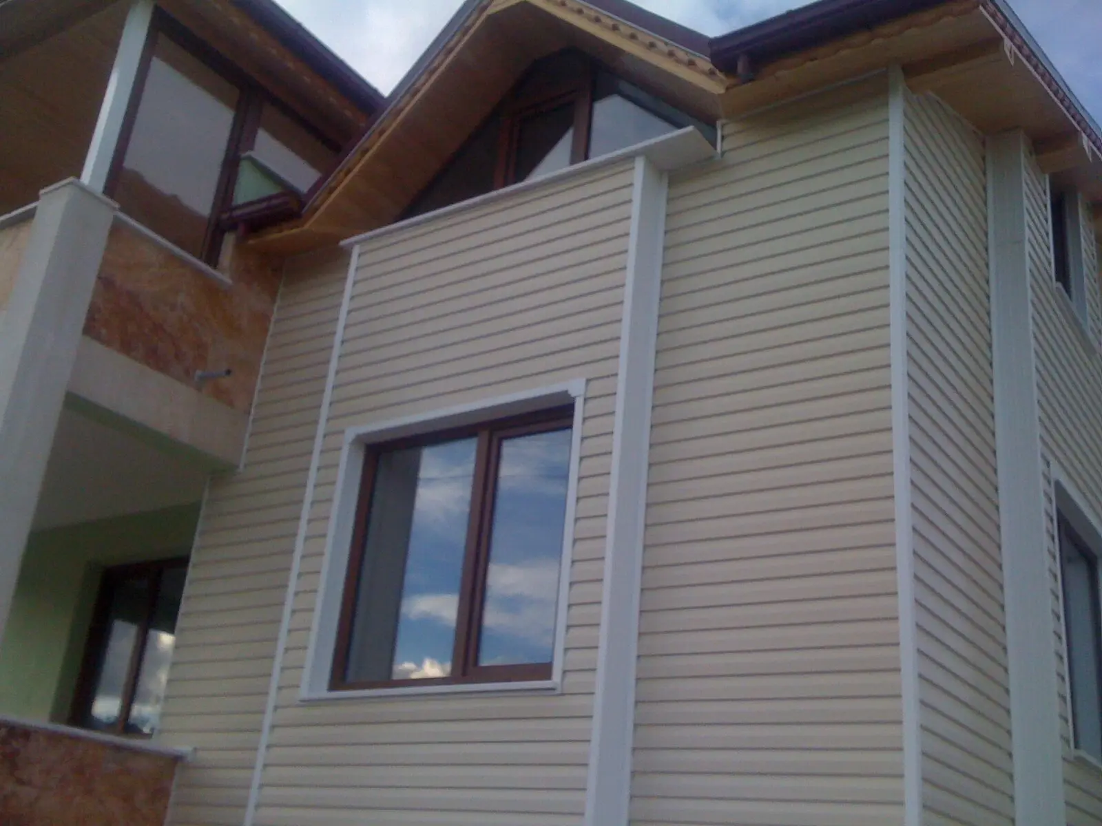 Cephede ahşap desenli PVC pencere