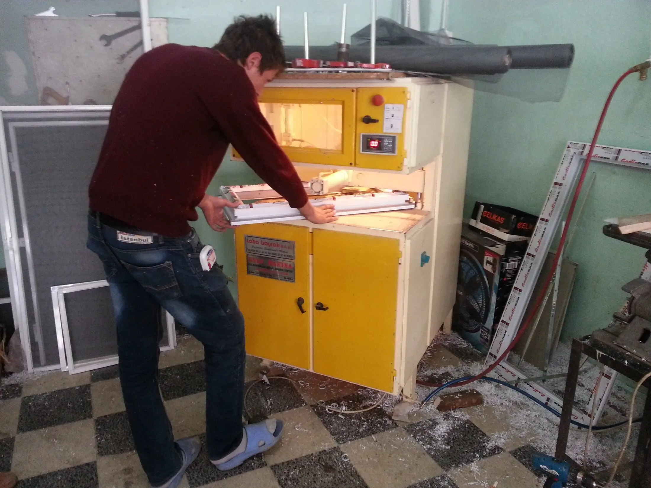 Köşe temizleme makinesinde kaynak izlerinin alınması