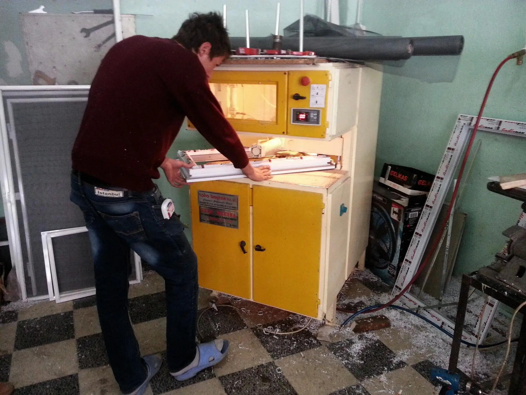 Köşe temizleme makinesinde kaynak izlerinin alınması