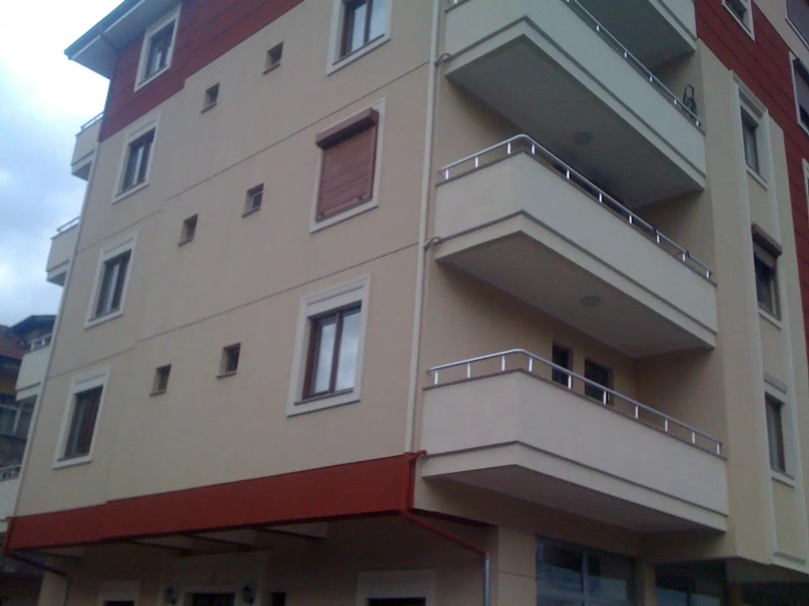 Apartmanda balkon ve pencere doğraması