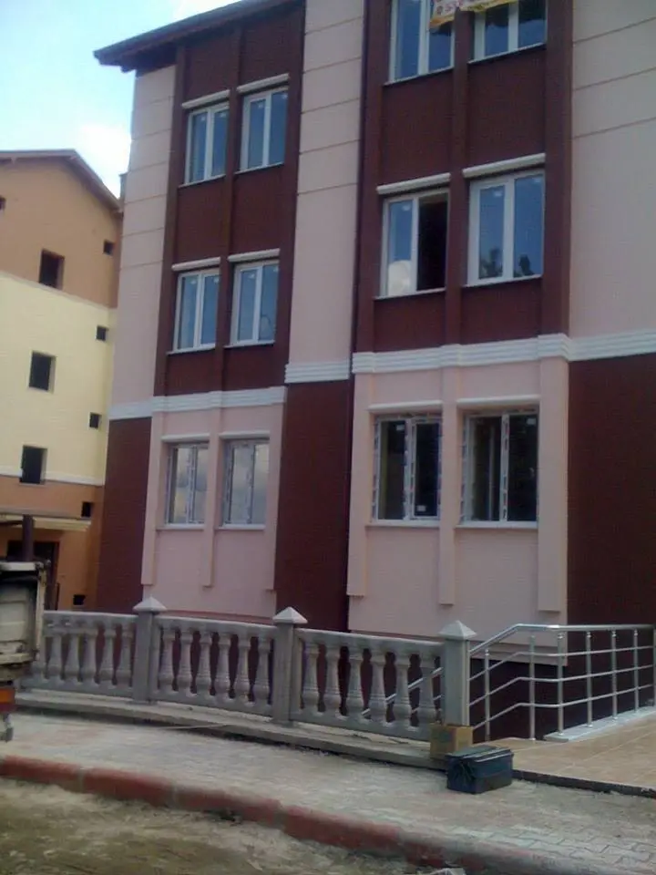 Apartman cephesinde PVC pencereler