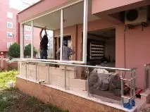 Balkon korkuluğunun yerine montajı