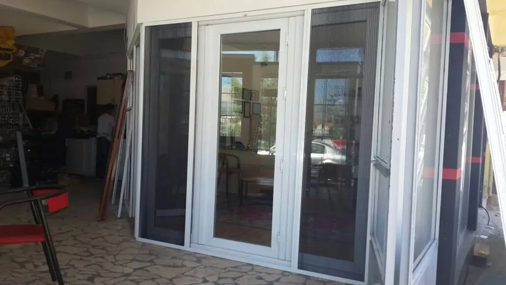 Beyaz PVC çift kanatlı kapı