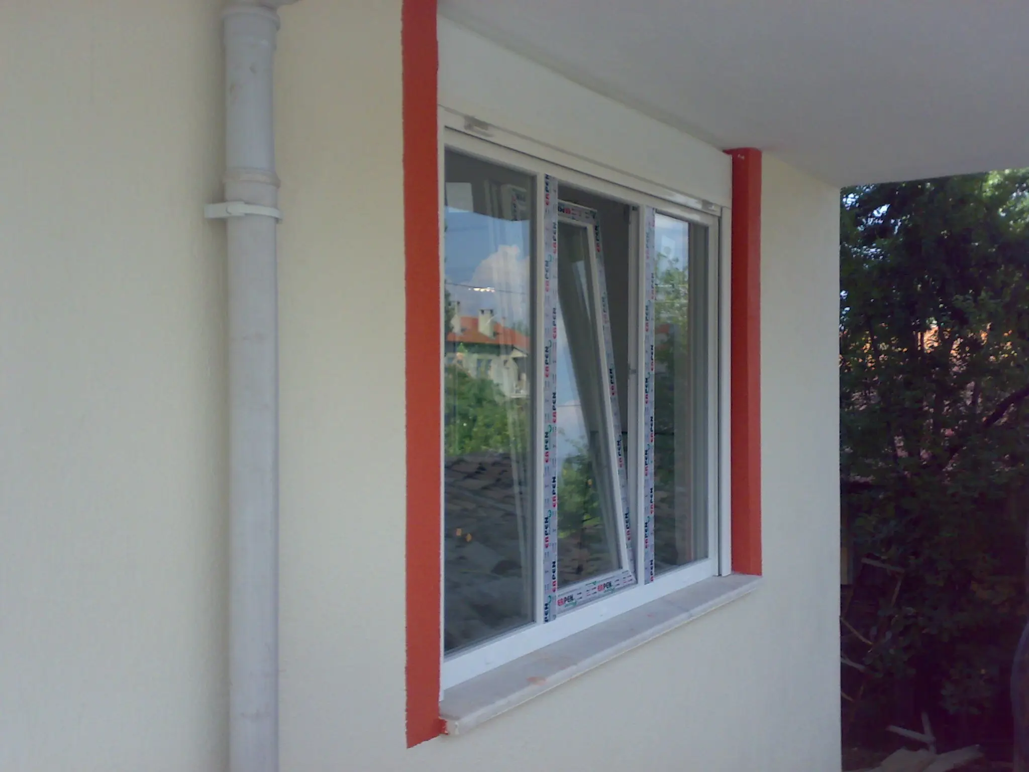 Beyaz PVC pencere detayı