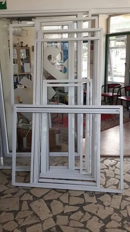 İç mekânda beyaz PVC pencere kanatları
