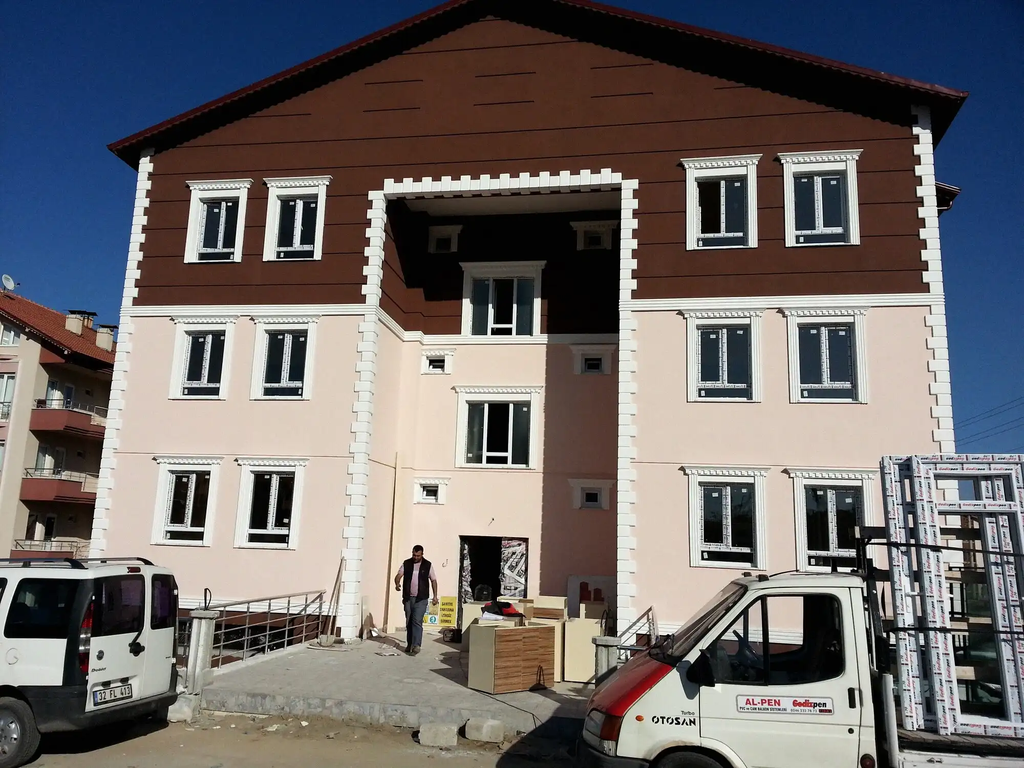 Bina cephesinde PVC doğrama montajı — Isparta
