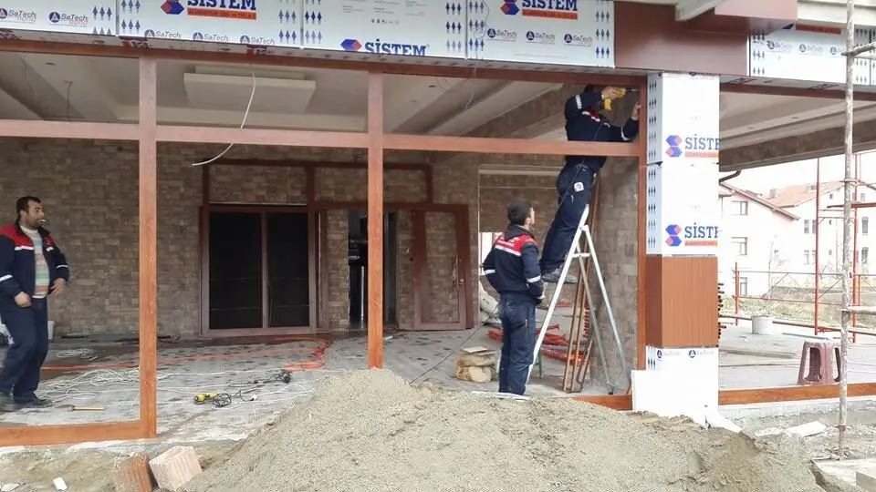 İş yeri cephesinde doğrama uygulaması