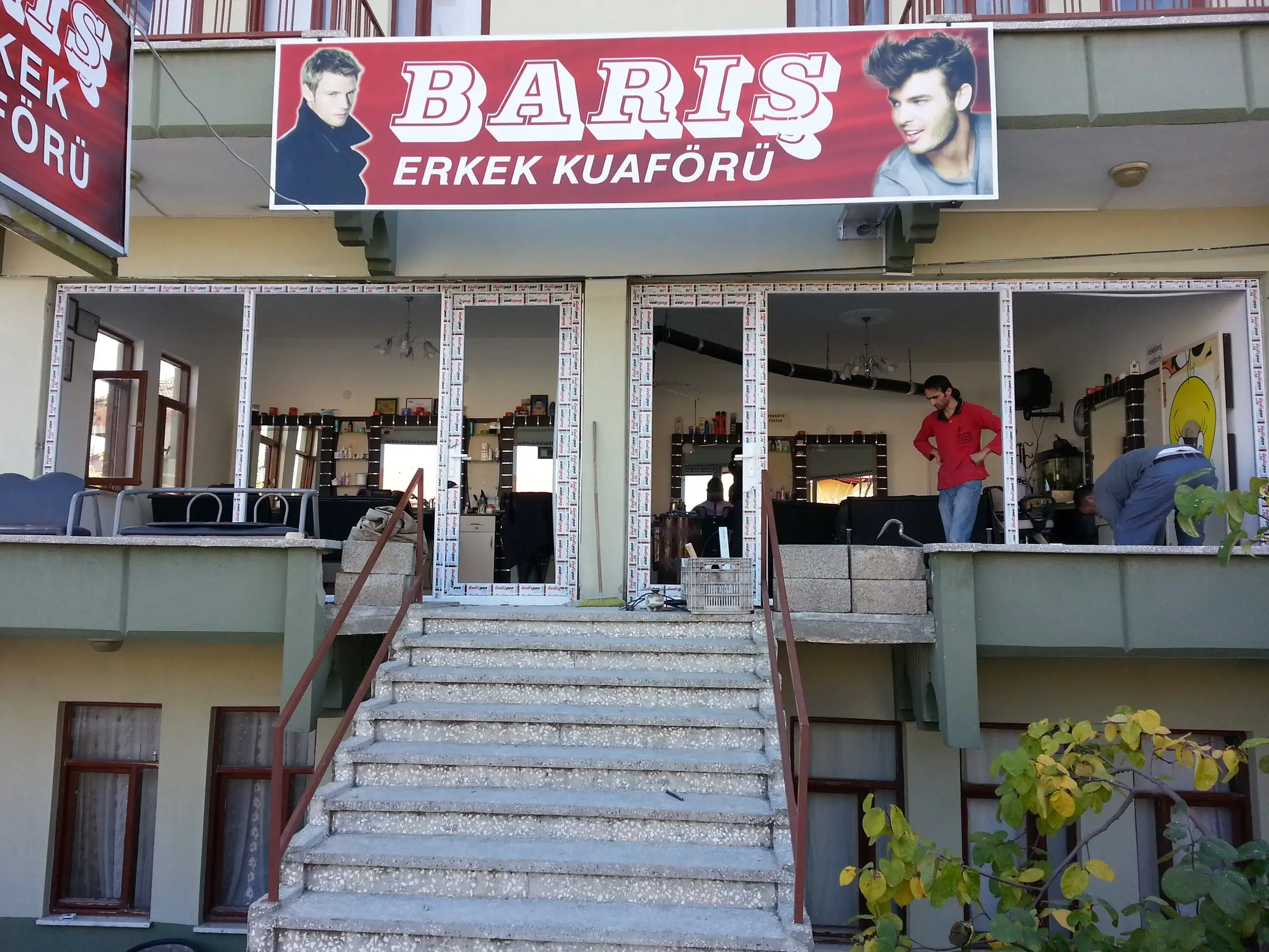 İş yeri giriş cephesinde PVC doğrama