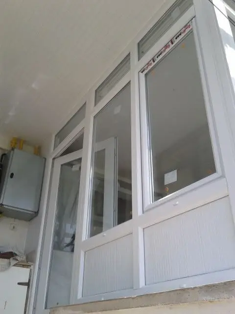 Cam doğramayla kapatılmış balkon