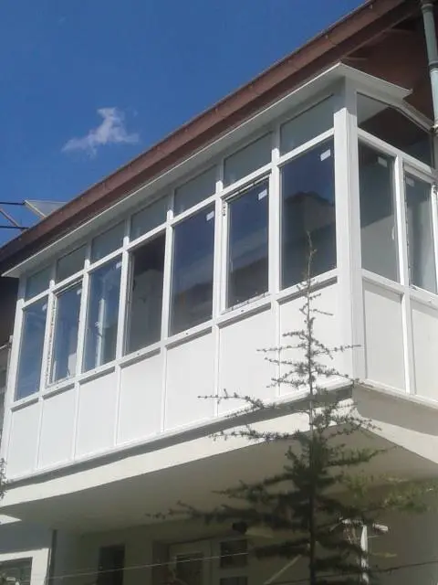 PVC doğramayla kapatılmış balkon
