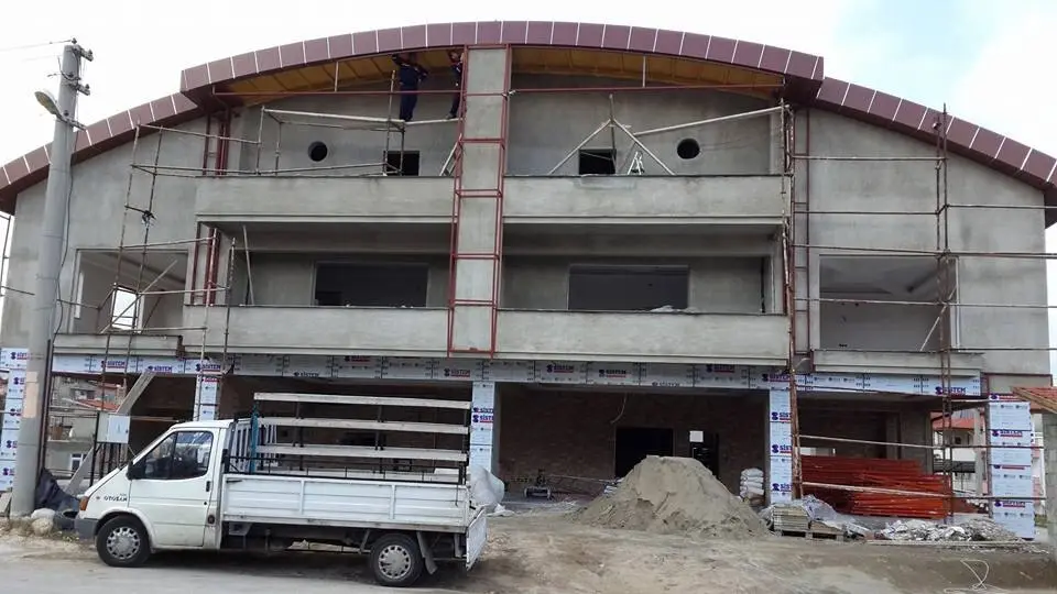 Kemer çatılı ticari yapıda doğrama uygulaması