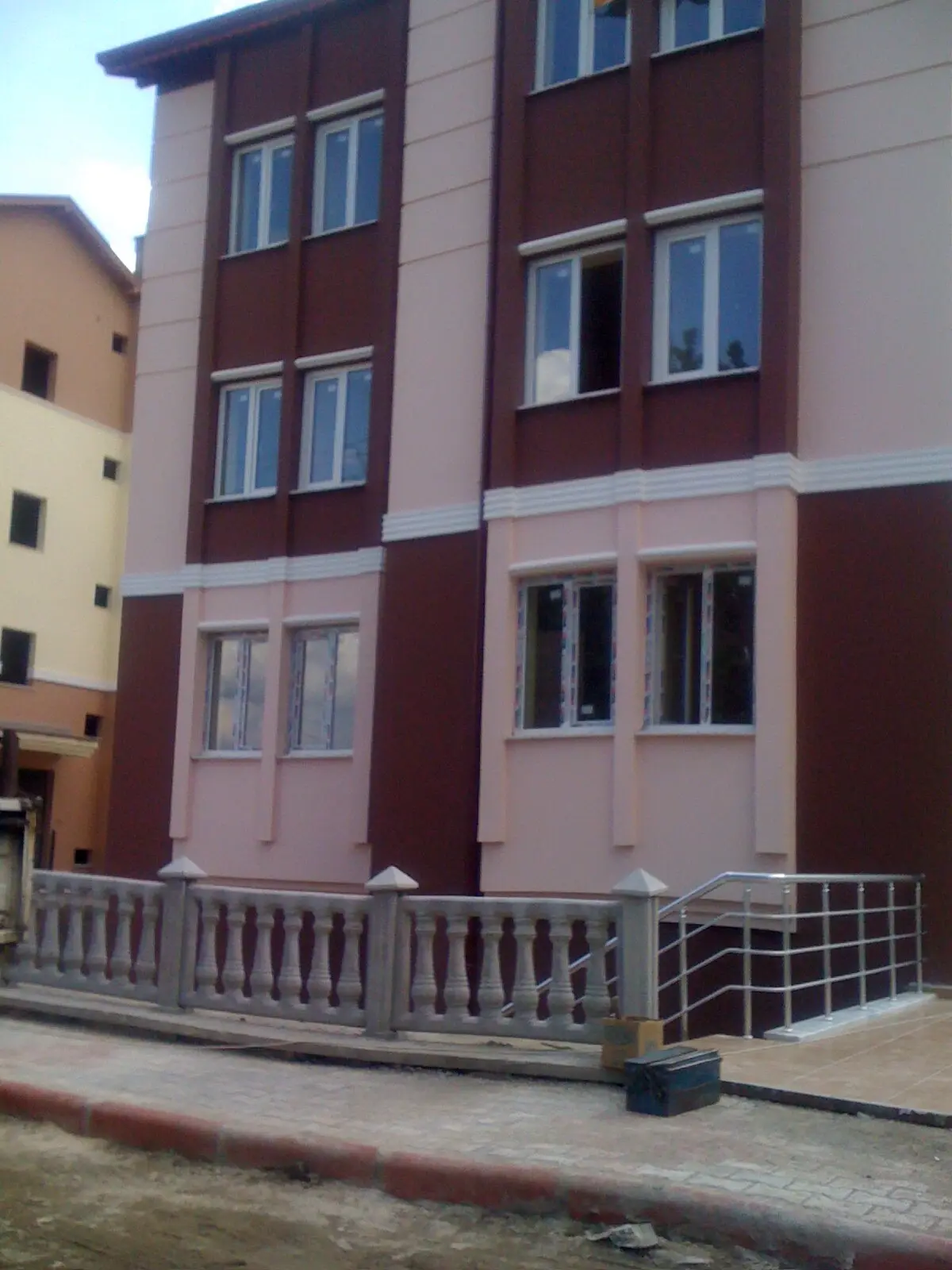 Konut cephesinde PVC pencereler