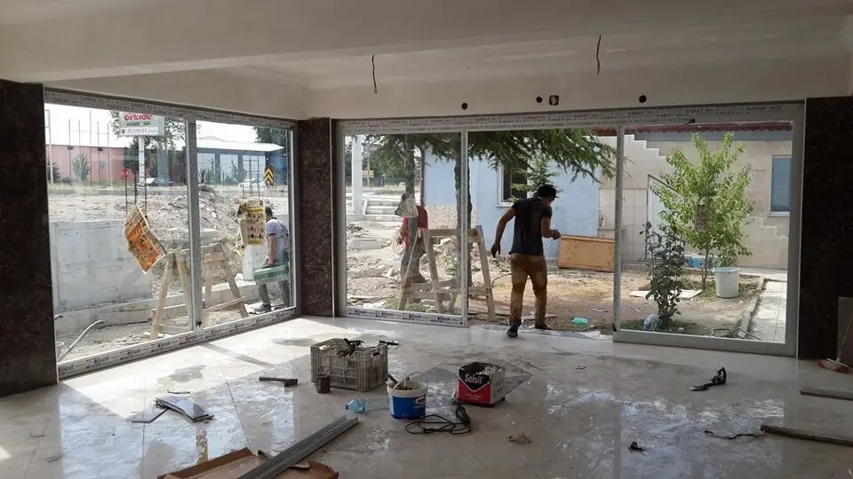 Mağaza içinde cam doğrama