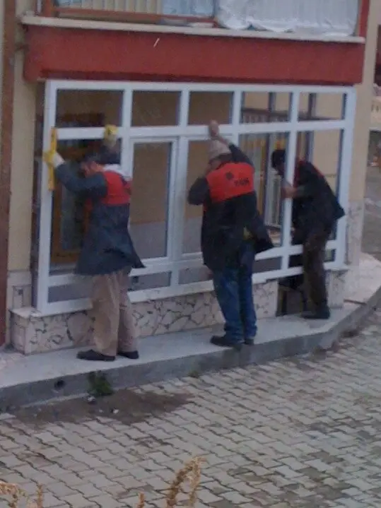 Ekibimiz sahada büyük ölçülü PVC pencereyi yerine yerleştiriyor