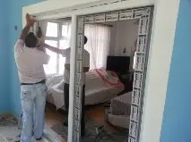 Yatak odasında pencere değişimi sırasında montaj