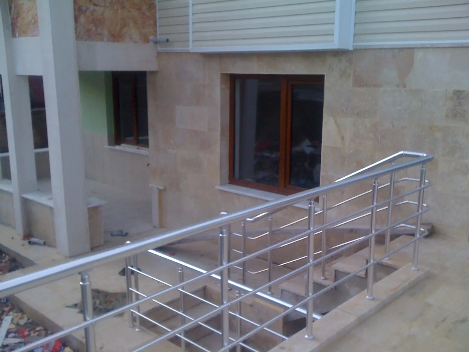 PVC pencere ve paslanmaz korkuluk bir arada