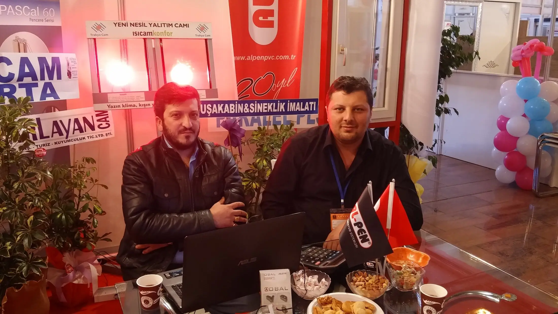 Santek 2015'te stant ziyaretçileri