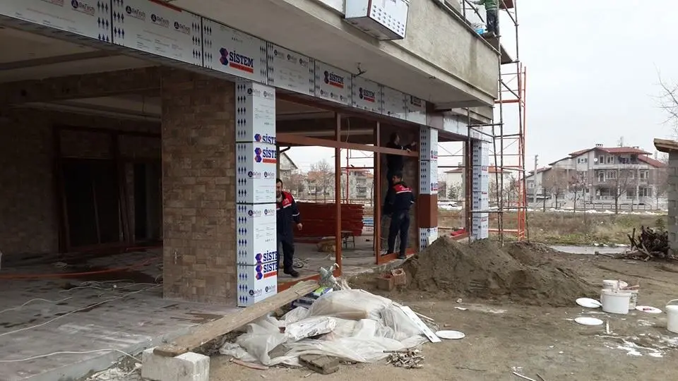 Ticari yapıda doğrama şantiye çalışması