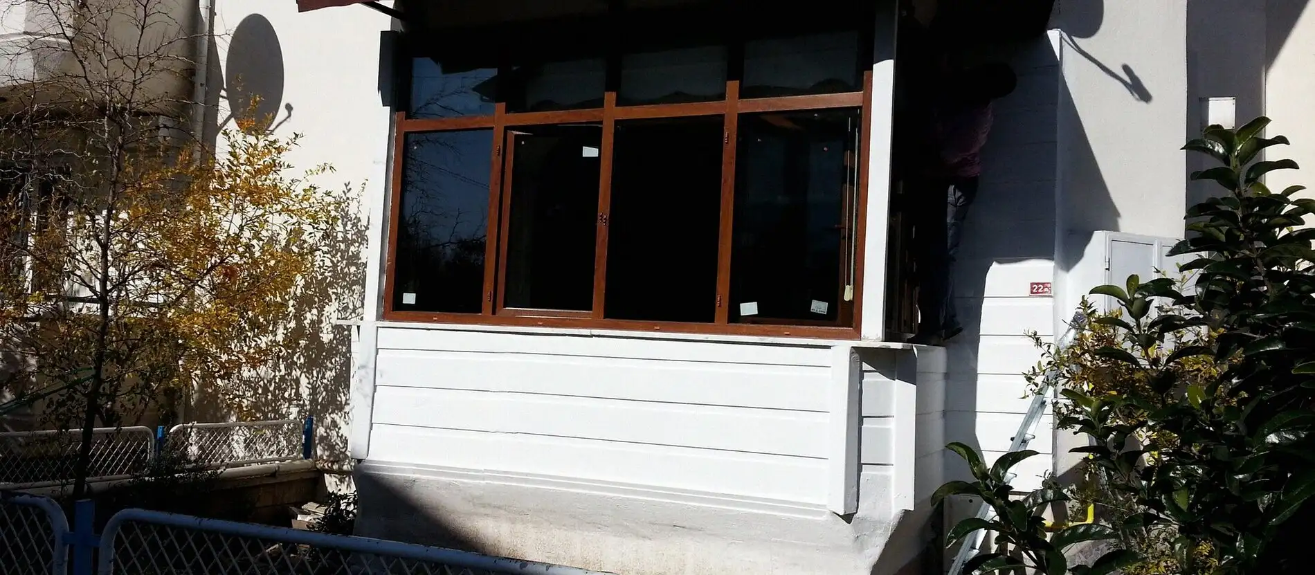 İş yeri vitrininde PVC doğrama
